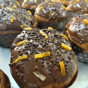 Panettone artigianale con gocce di cioccolato e pezzi di arancia candita