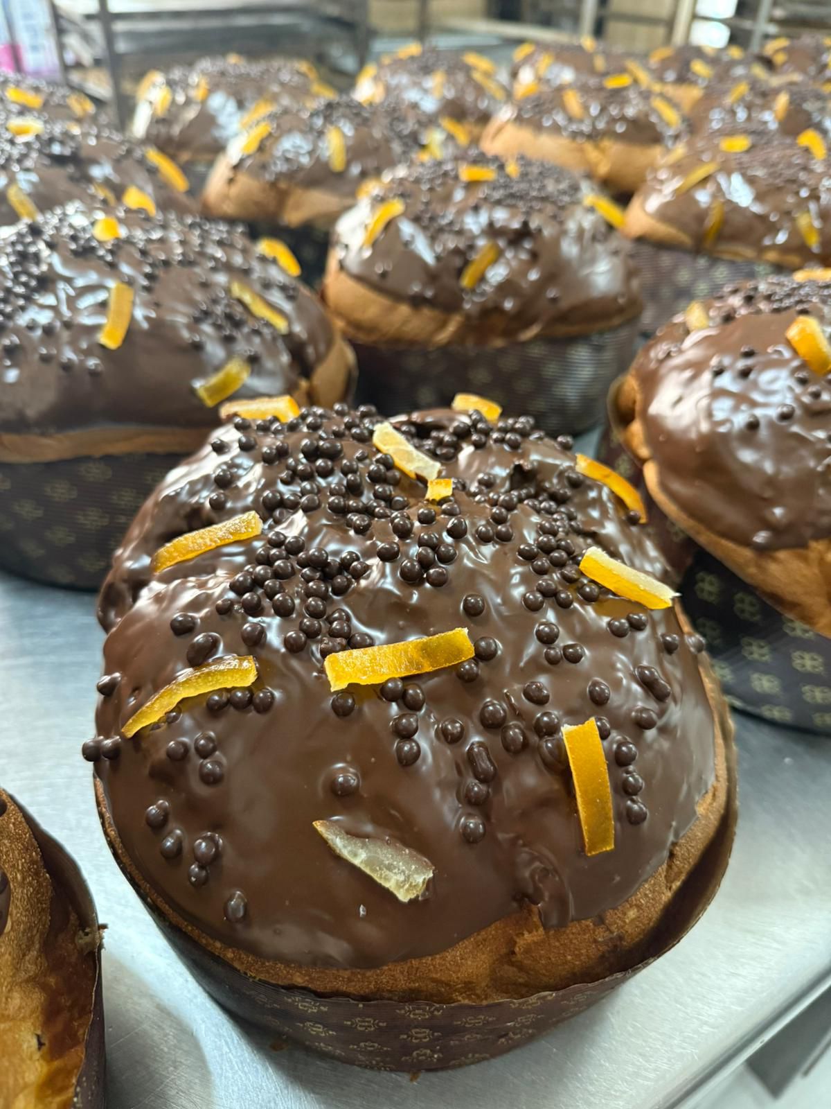 Panettone artigianale con gocce di cioccolato e pezzi di arancia candita